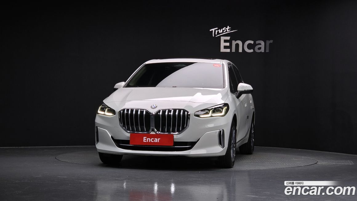 BMW 2-Series 220i Luxury, 2023