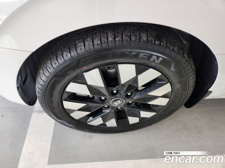 Hyundai Staria 4WD Lounge 9-Seater, 2025