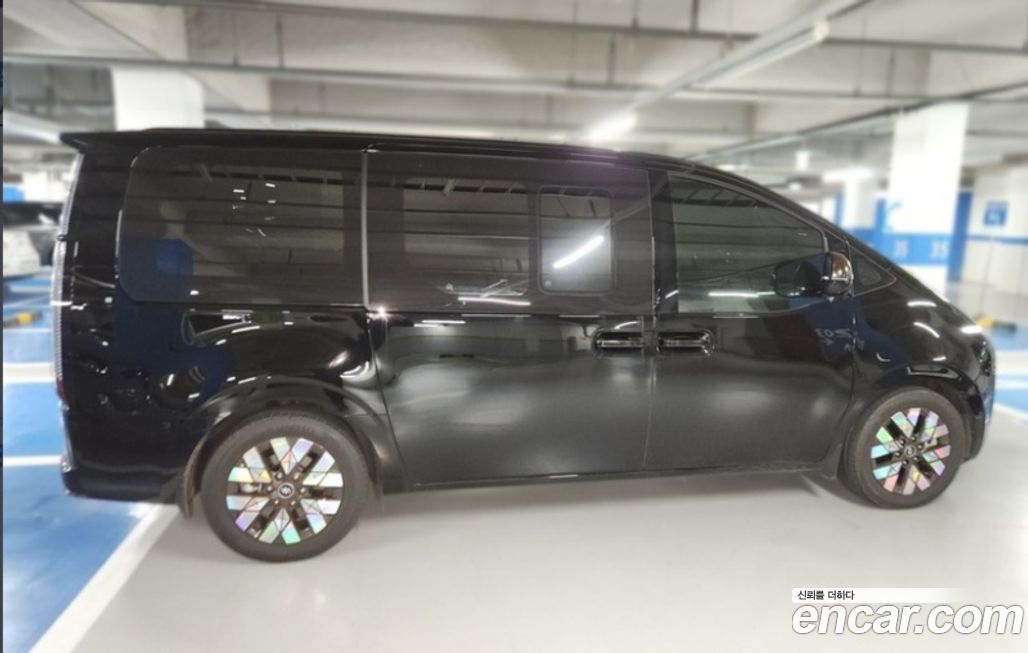 Hyundai Staria 4WD Lounge 9-Seater, 2023