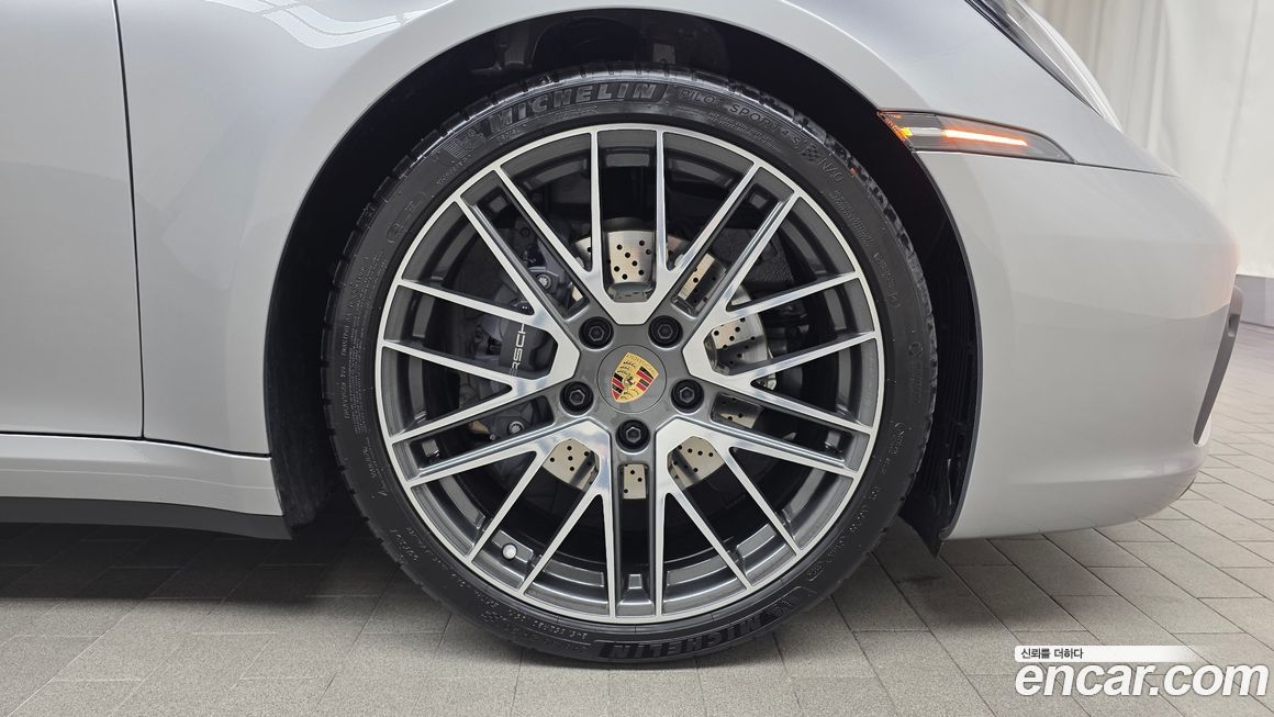 Porsche 911 Carrera 4 Cabriolet, 2024