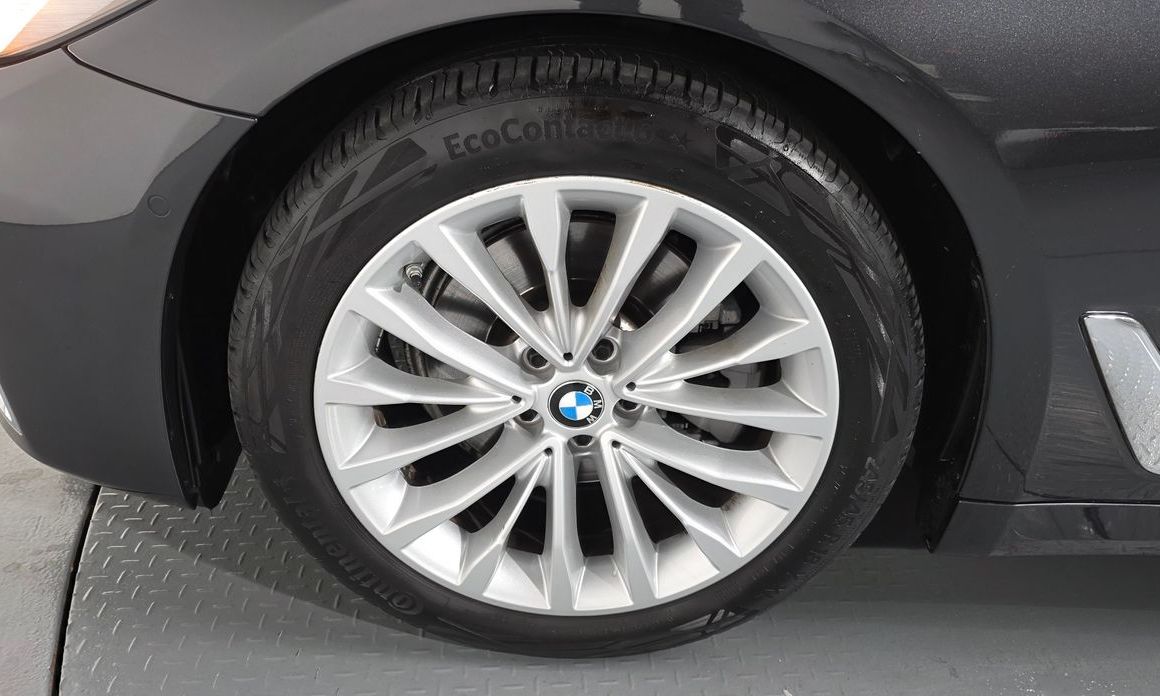 BMW 5-Series 520i Luxury, 2023