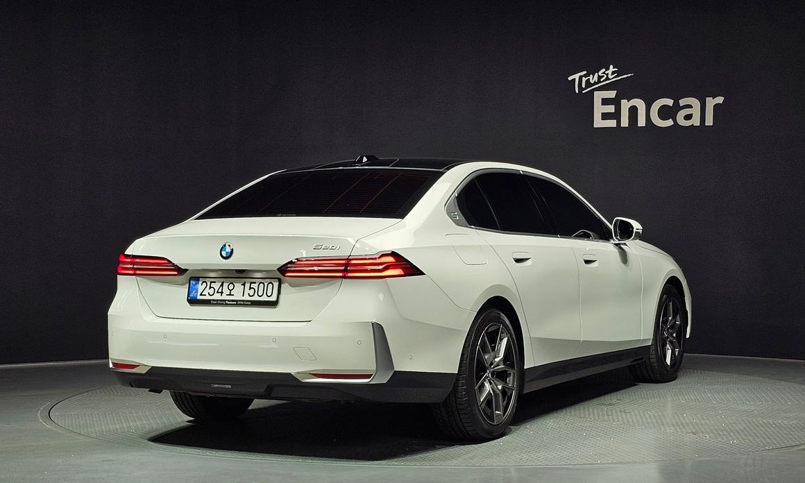 BMW 5-Series 520i, 2025