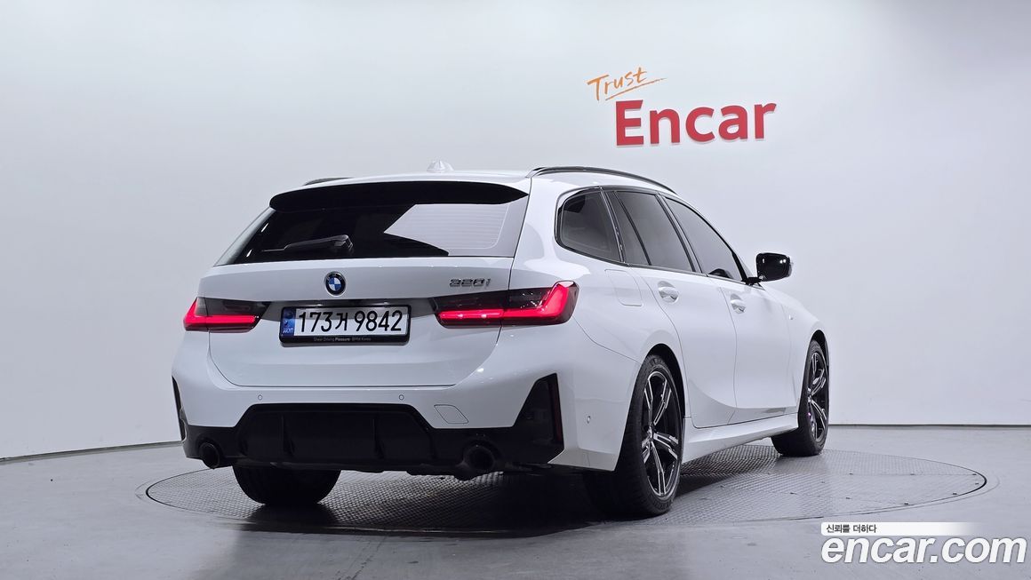 BMW 3-Series 320i Touring M Sports, 2024