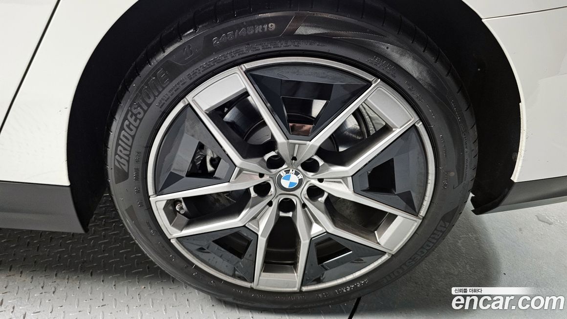 BMW 5-Series 520i, 2025