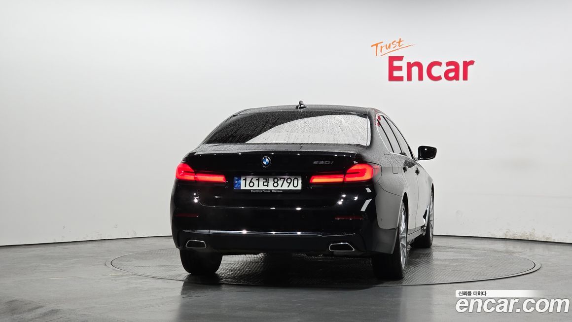 BMW 5-Series 520i Luxury, 2023