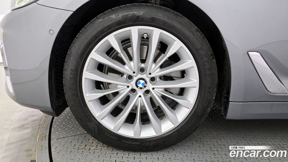 BMW 5-Series 520i Luxury, 2023