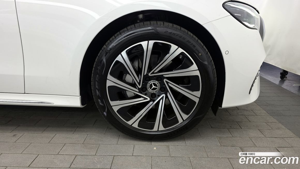 Mercedes-Benz E-Class E300 4MATIC Exclusive, 2026