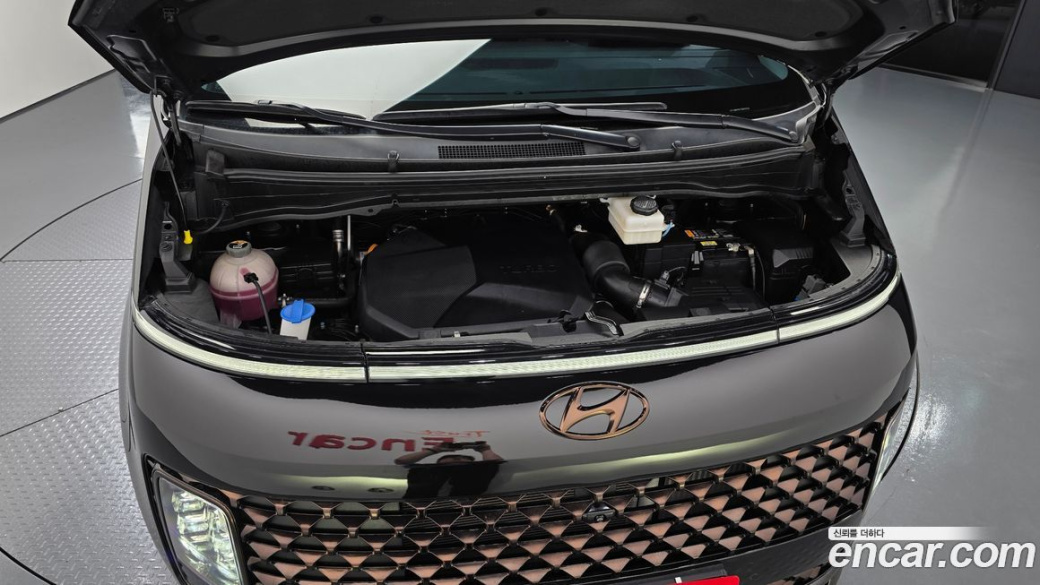 Hyundai Staria 4WD Lounge 7-Seater, 2022