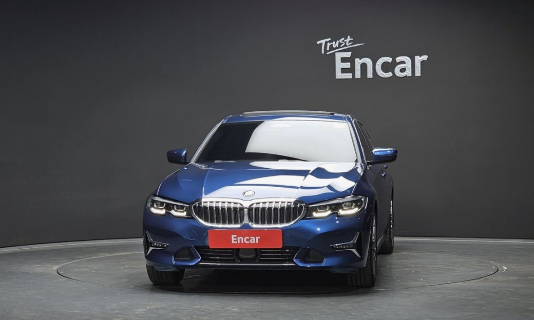 BMW 3-Series 320i Luxury, 2022