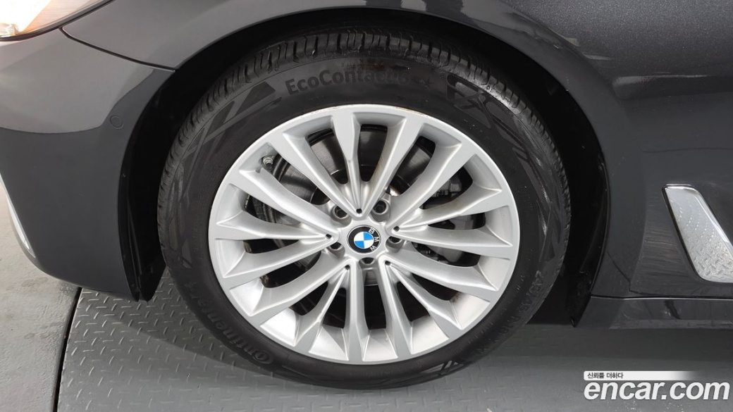 BMW 5-Series 520i Luxury, 2023