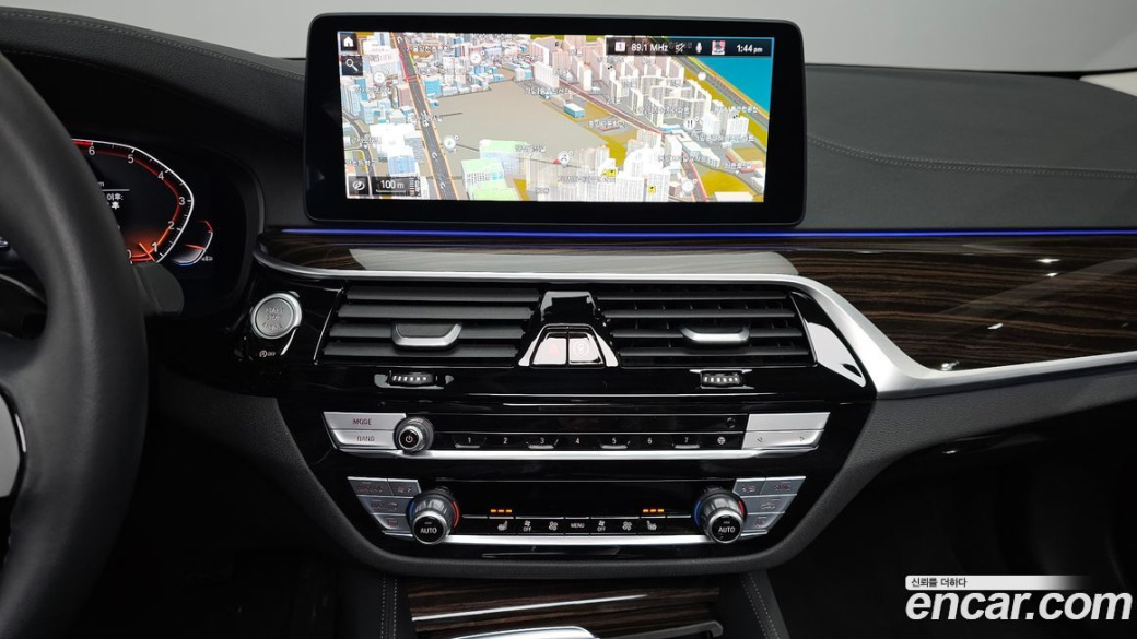 BMW 5-Series 520i Luxury, 2023