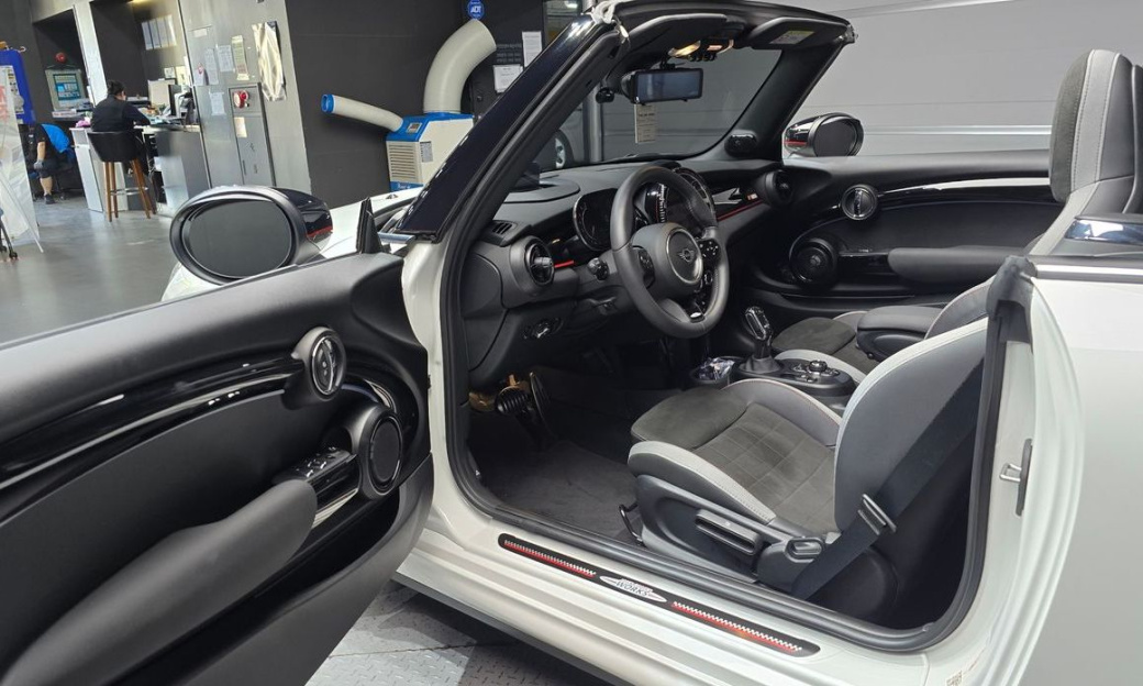 Mini Cooper Convertible JCW, 2024