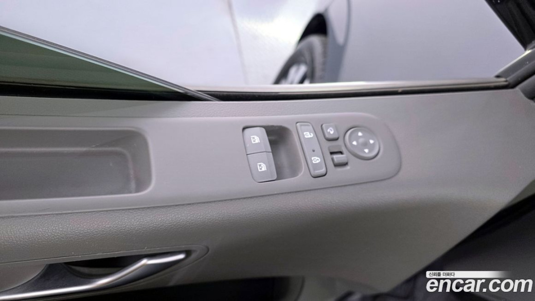 Hyundai Staria 4WD Lounge 9-Seater, 2022