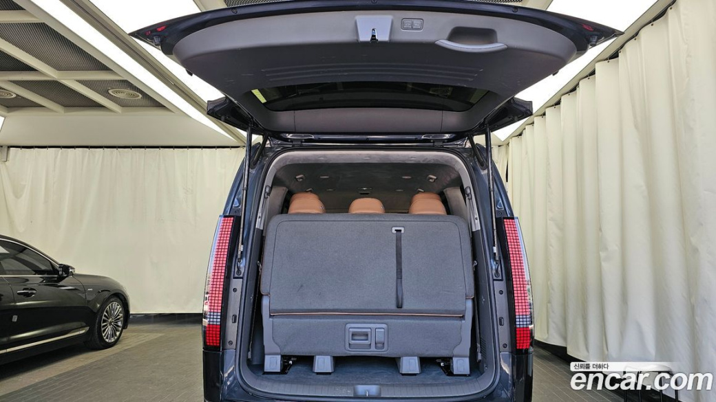 Hyundai Staria 4WD Lounge 9-Seater, 2023