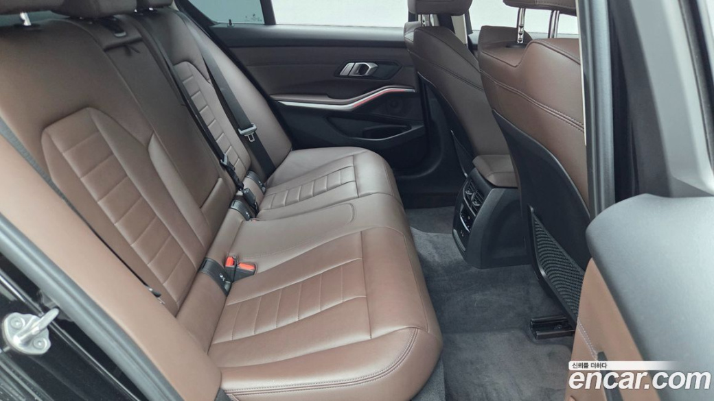 BMW 3-Series 320i Luxury, 2022