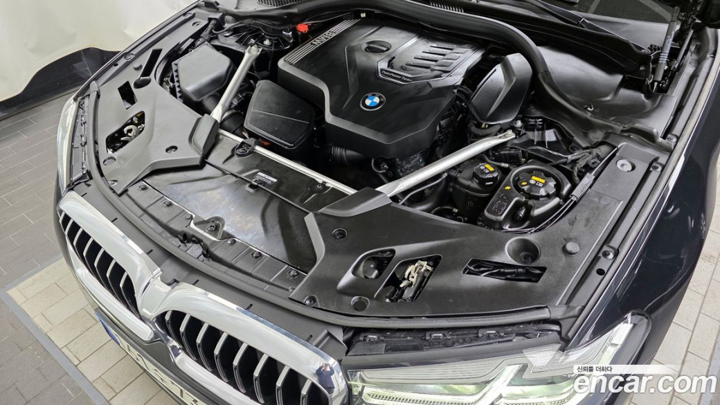 BMW 5-Series 520i Luxury, 2023