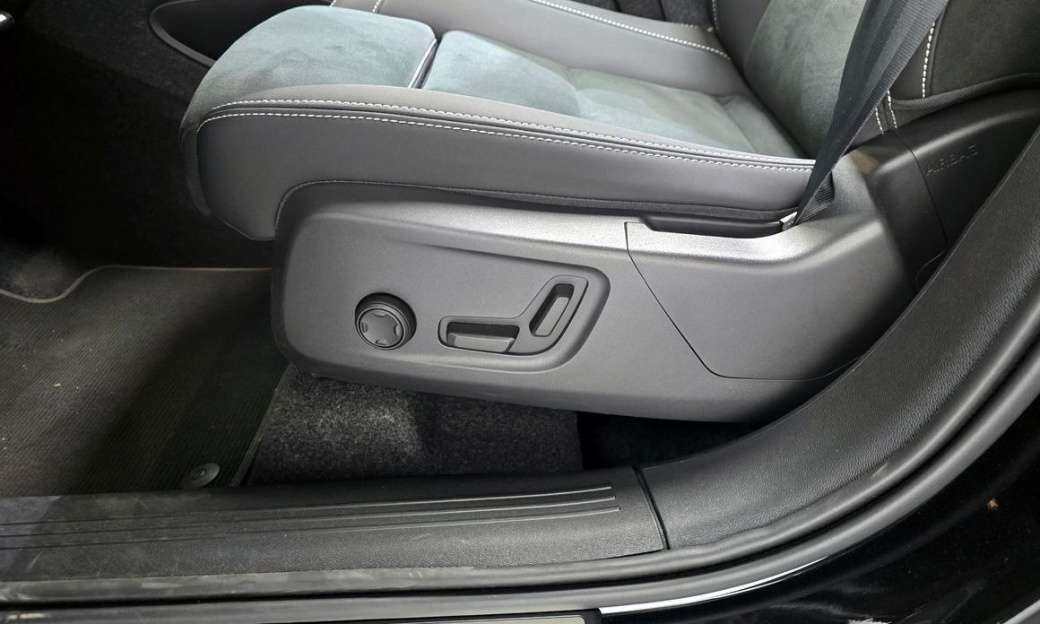 Volvo XC40 B4 Black Edition, 2025