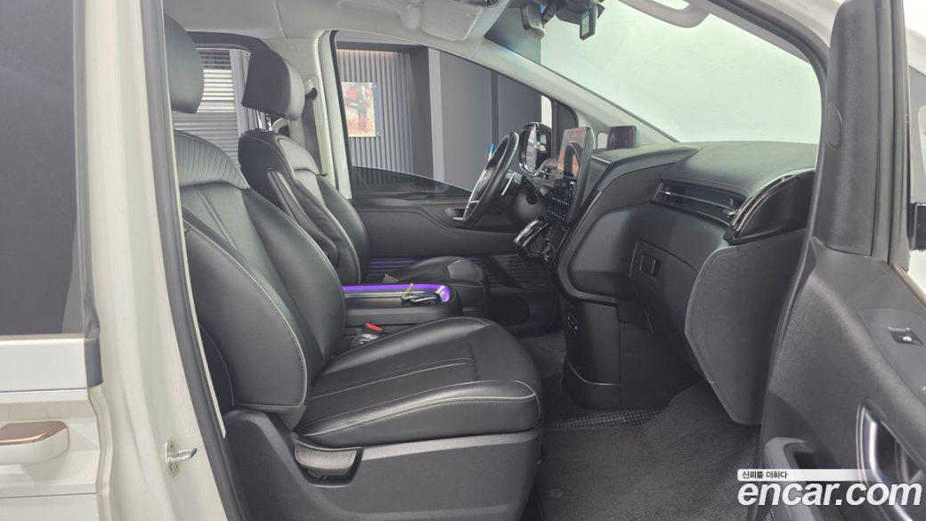 Hyundai Staria Lounge 9-Seater, 2023