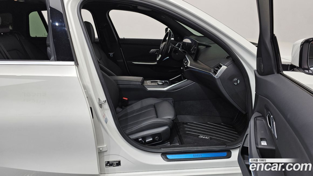 BMW 3-Series 320i Touring, 2024