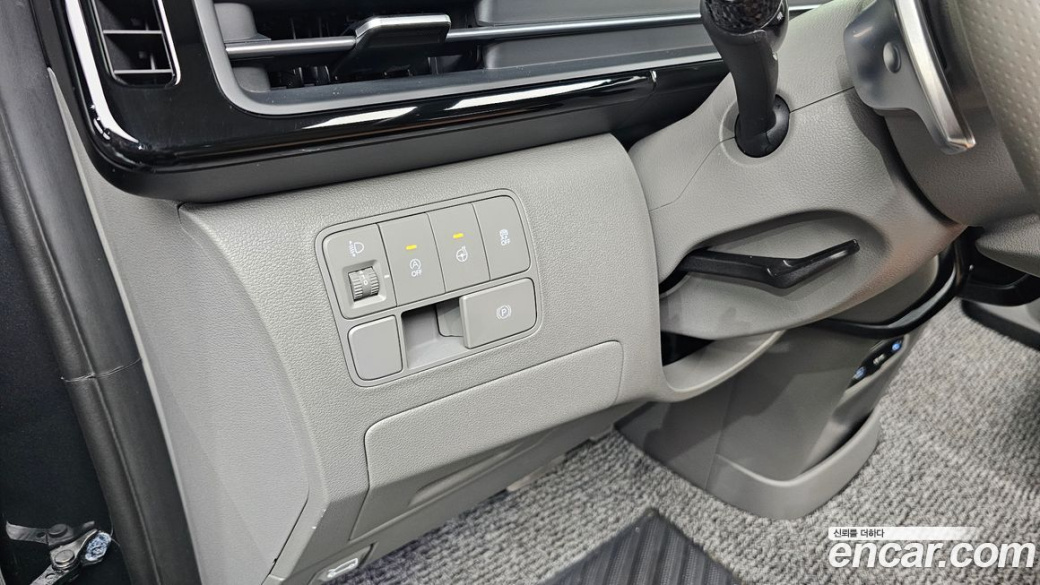 Hyundai Staria Lounge 9-Seater, 2023