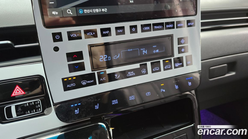 Hyundai Staria 4WD Lounge 9-Seater, 2025
