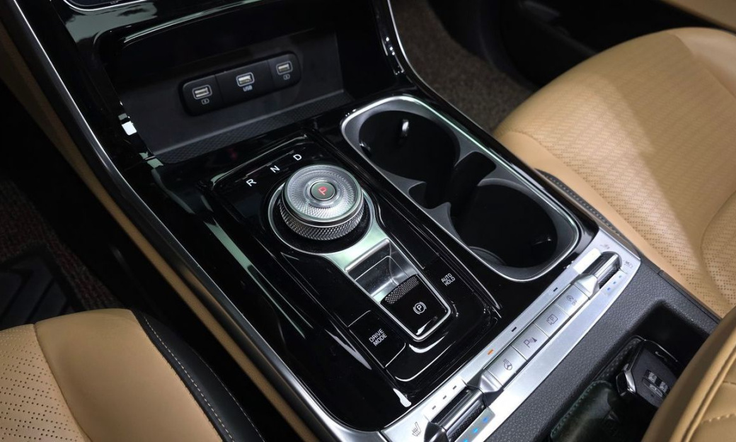 Kia Carnival 7-Seater Signature, 2023