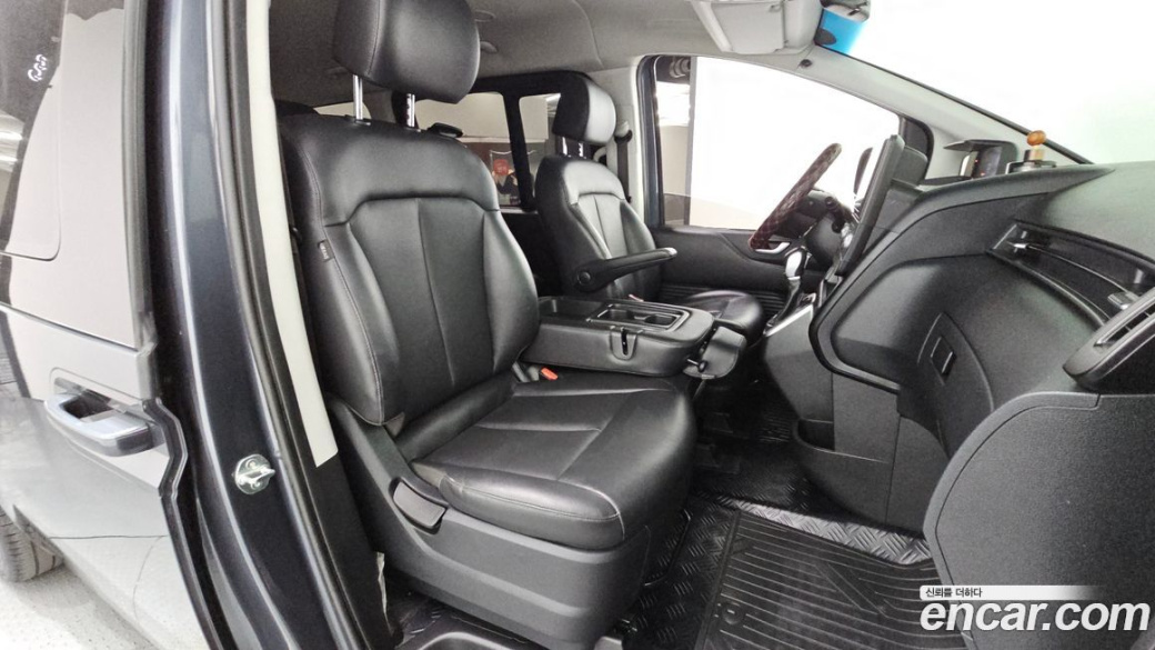 Hyundai Staria 4WD Tourer 11-Seater, 2024