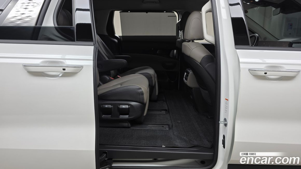 Kia Carnival 7-Seater Signature, 2024