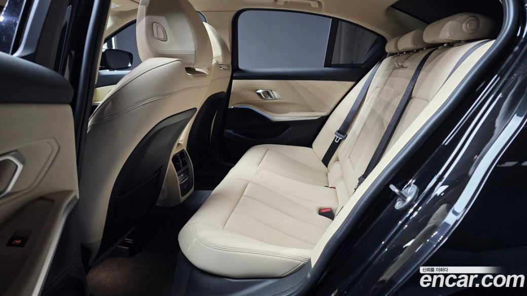 BMW 3-Series 320i, 2023