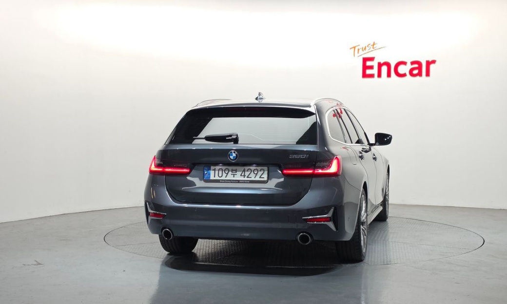 BMW 3-Series 320i Touring Luxury, 2022