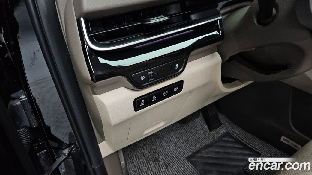 Kia Carnival 9-Seater Signature, 2024
