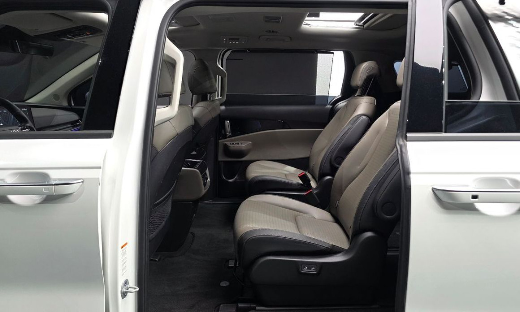 Kia Carnival 9-Seater Signature, 2025