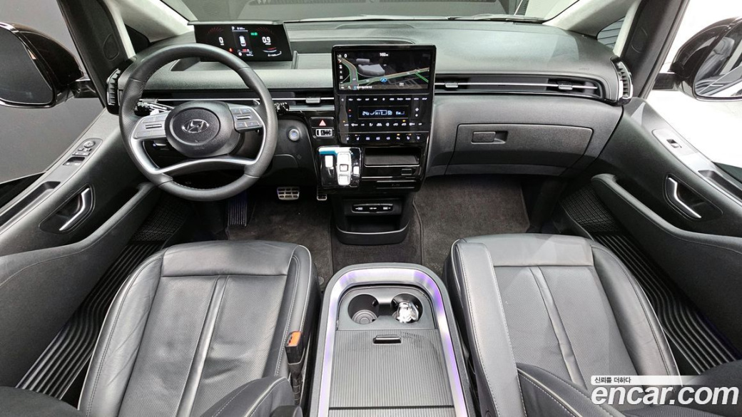 Hyundai Staria 4WD Lounge 9-Seater, 2024