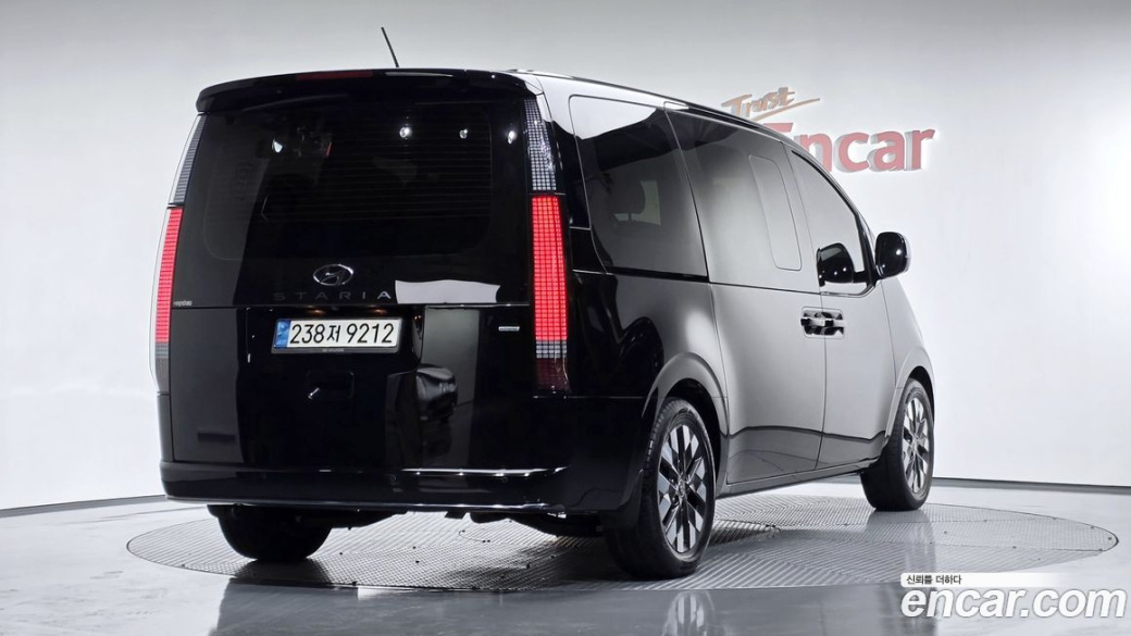 Hyundai Staria 4WD Lounge 9-Seater, 2022