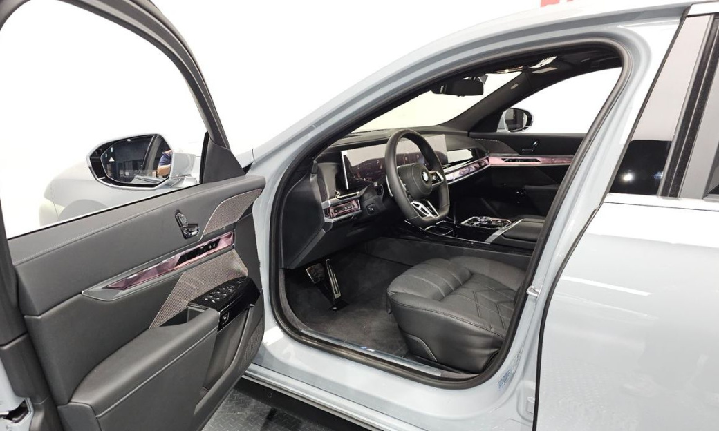 BMW 7-Series 740i xDrive M Sport, 2025