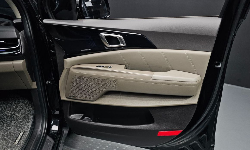 Kia Carnival 9-Seater Gravity, 2025