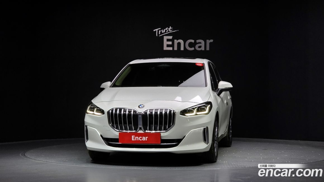 BMW 2-Series 220i Luxury, 2024