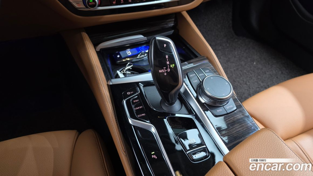 BMW 5-Series 520i Luxury, 2023