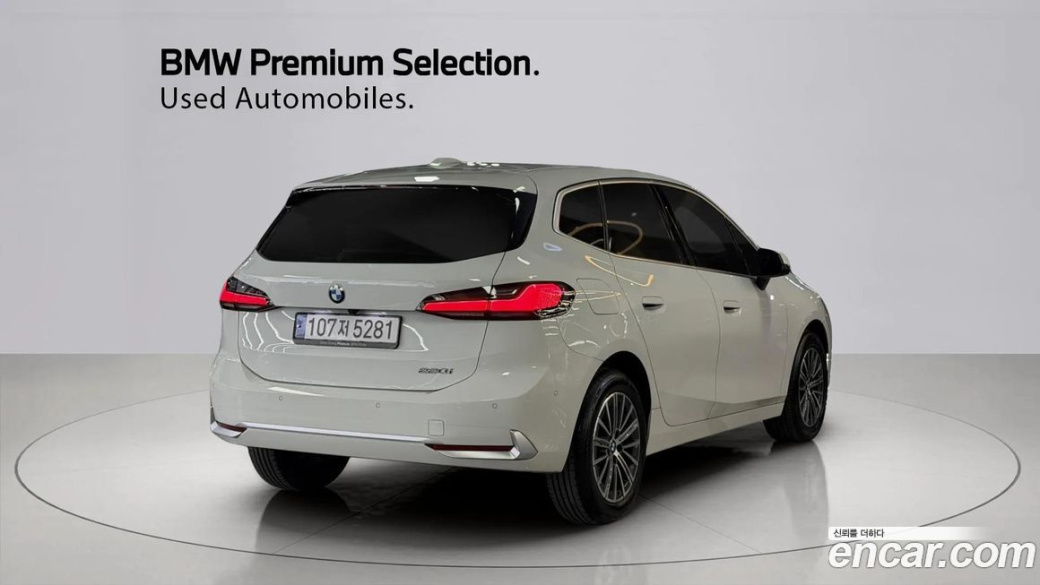 BMW 2-Series 220i Luxury, 2024