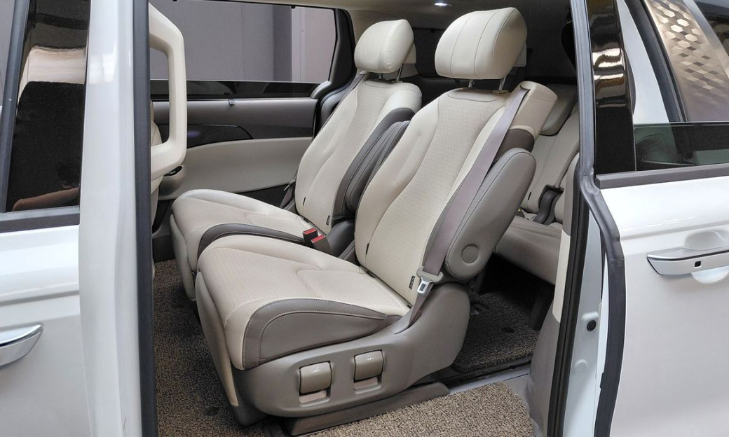 Kia Carnival 7-Seater Signature, 2023