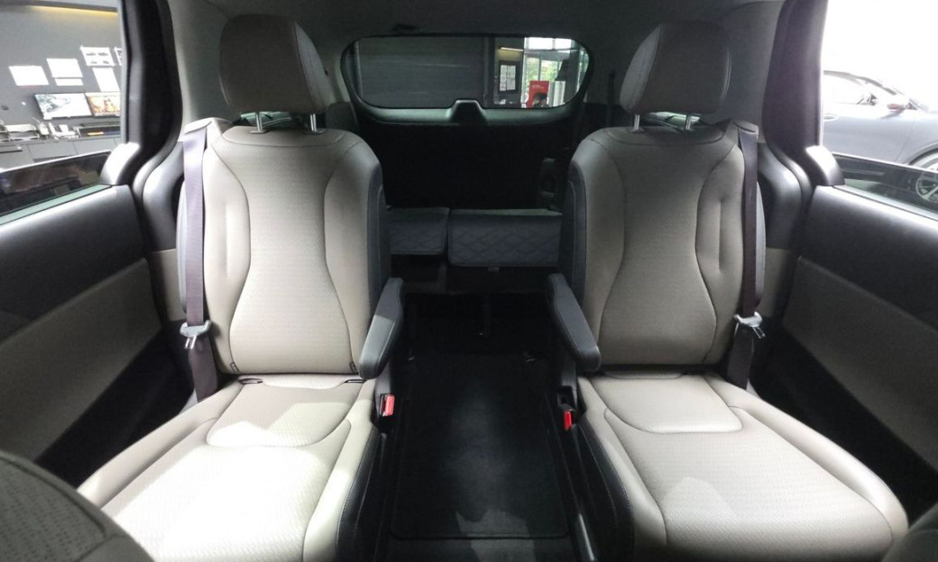 Kia Carnival 7-Seater Outdoor, 2025