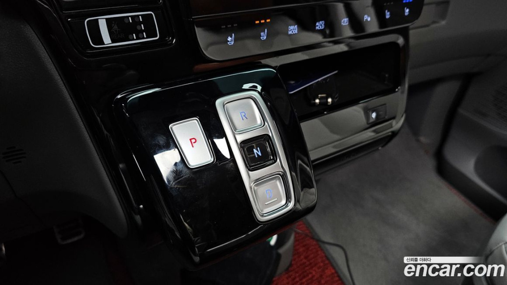 Hyundai Staria 4WD Lounge 7-Seater, 2025