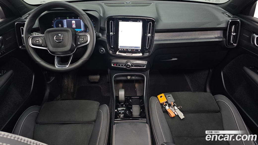 Volvo XC40 B4 Black Edition, 2025