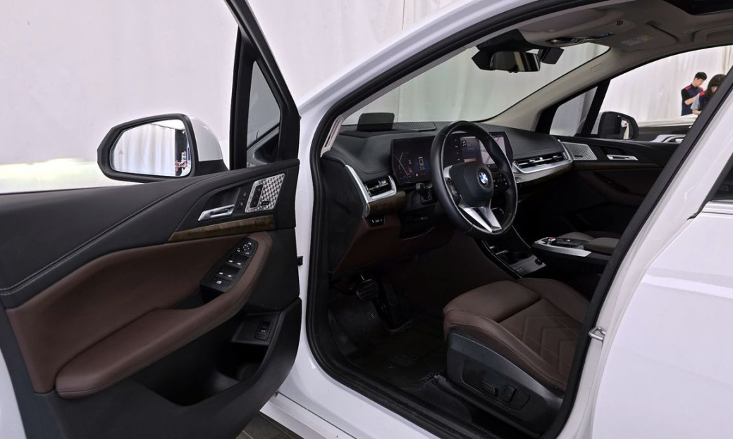 BMW 2-Series 220i Luxury, 2024