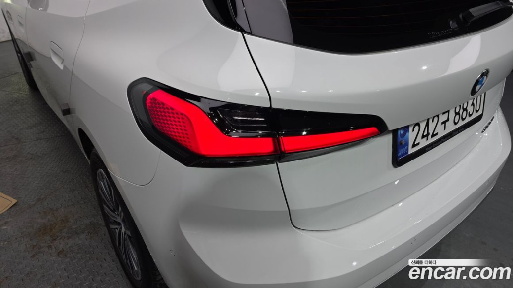 BMW 2-Series 220i Luxury, 2023