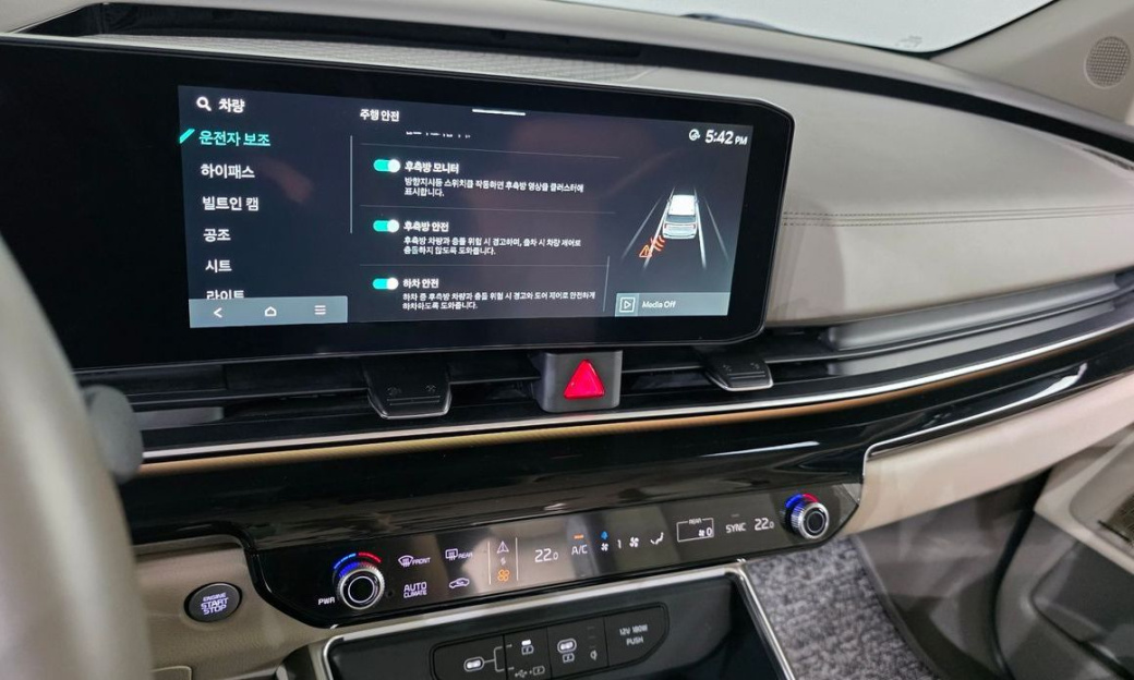 Kia Carnival 7-Seater Gravity, 2025