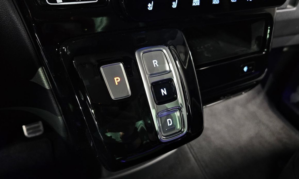 Hyundai Staria 4WD Lounge 9-Seater, 2022