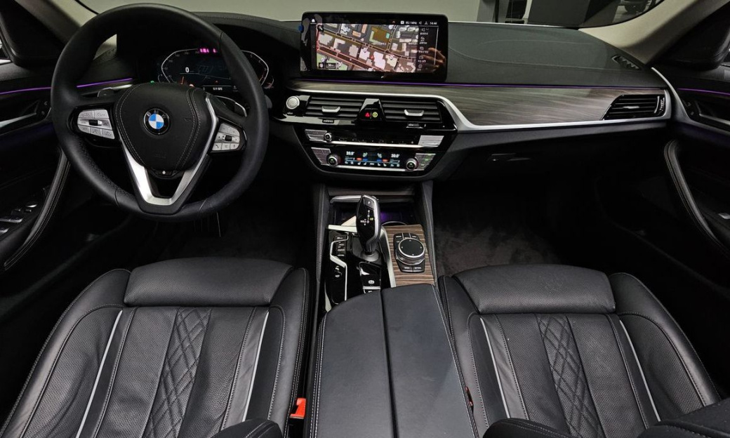 BMW 5-Series 530i Luxury, 2023