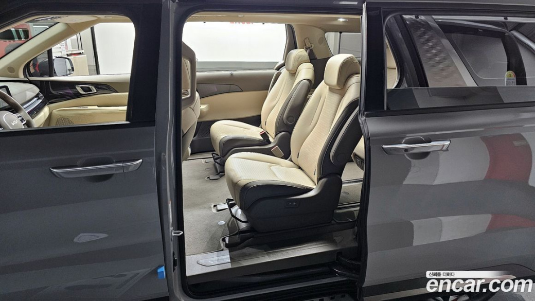 Kia Carnival 9-Seater Gravity, 2024