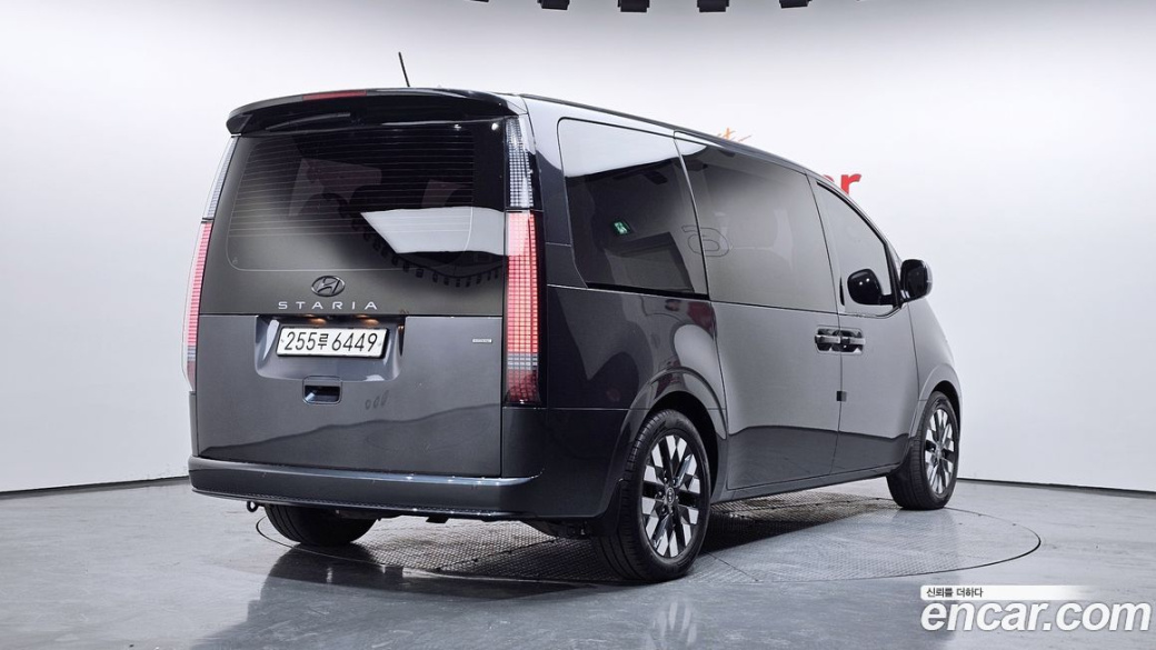Hyundai Staria 4WD Lounge 9-Seater, 2022